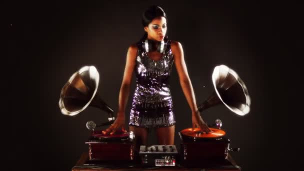 Sexy young woman djs using two retro antique gramophones — Stock Video