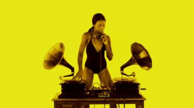 seksi genç kadın DJ'ler iki retro antika gramofonlar kullanma