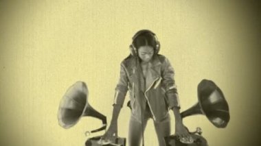 seksi genç kadın DJ'ler iki retro antika gramofonlar kullanma