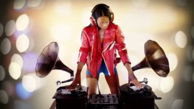seksi genç kadın DJ'ler iki retro antika gramofonlar kullanma