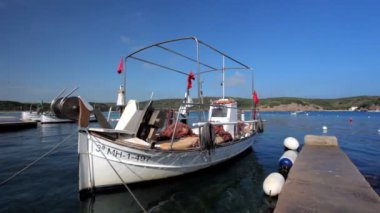 Tekneler ve yatlar güzel mavi kristal denizin içinde