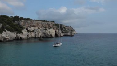 güzel sahil şeridi ve kristal mavi deniz, menorca