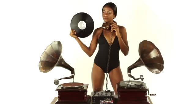 性感的年轻女性 dj 使用两个复古古董留声机 — 图库视频影像
