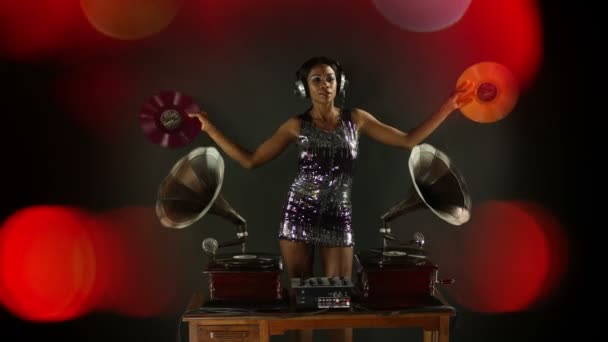 Sexy jovem mulher djs usando dois retro antigo gramofones — Vídeo de Stock