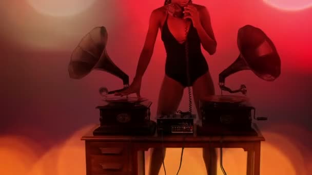 性感的年轻女性 dj 使用两个复古古董留声机 — 图库视频影像