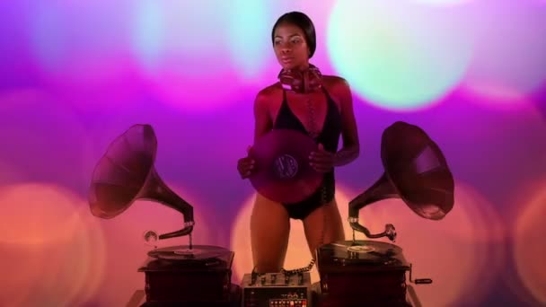 Sexig ung kvinna djs använda två retro antika grammofoner — Stockvideo