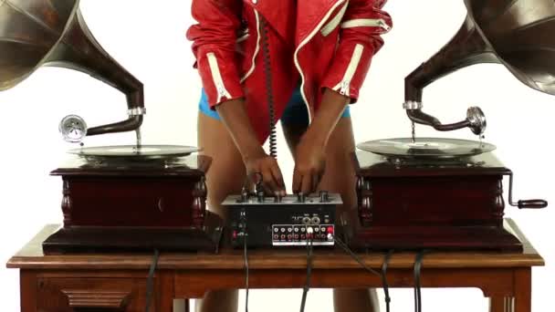 Sexy joven mujer djs usando dos gramófonos antiguos retro — Vídeos de Stock