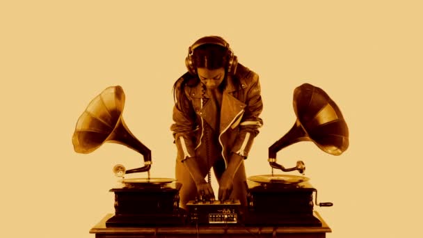 Sexy kobieta młodych DJ-ów, za pomocą dwóch retro starodawny gramofony — Wideo stockowe