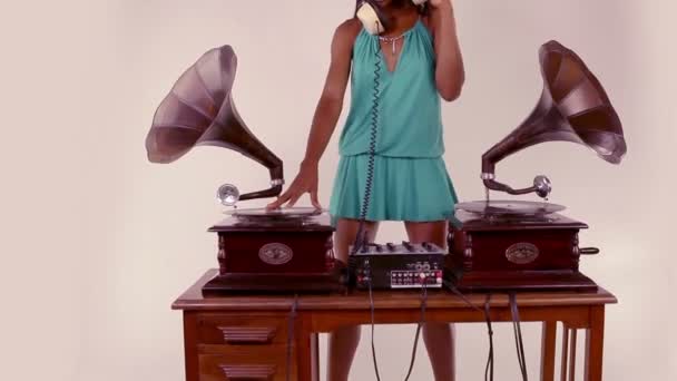 Sexy joven mujer djs usando dos gramófonos antiguos retro — Vídeo de stock
