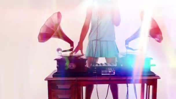 Sexy joven mujer djs usando dos gramófonos antiguos retro — Vídeos de Stock