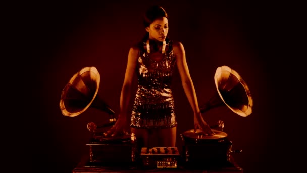 セクシーな若い女性 dj 2 レトロ アンティーク蓄音機を使用して — ストック動画
