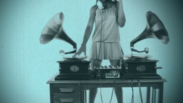 Sexy junge Frau DJs mit zwei antiken Grammophonen — Stockvideo