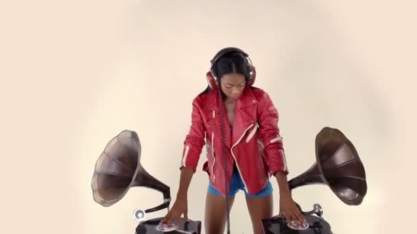 Sexy joven mujer djs usando dos gramófonos antiguos retro — Vídeos de Stock