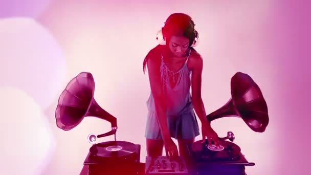 Sexy young woman djs using two retro antique gramophones — Stock Video