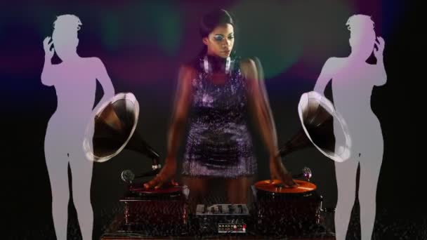 Sexy jonge vrouw DJ's met behulp van twee retro antieke grammofoons — Stockvideo