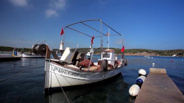 Βάρκες και σκάφη αναψυχής στην όμορφη γαλάζια κρυστάλλινη θάλασσα — Αρχείο Βίντεο