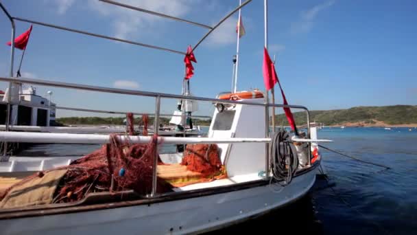 Boote und Yachten in der Nacht, im Hafen von Mahon, Menorca — Stockvideo