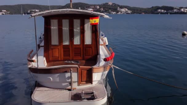 Bateaux et yachts la nuit, dans le port de Mahon, Minorque — Video