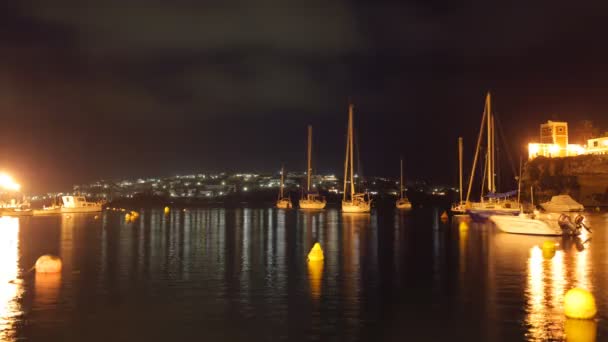 Boten en jachten in de nacht, in de haven van mahon, menorca — Stockvideo