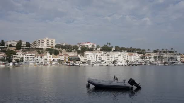 Лодки и яхты в красивом голубом кристальном море — стоковое видео