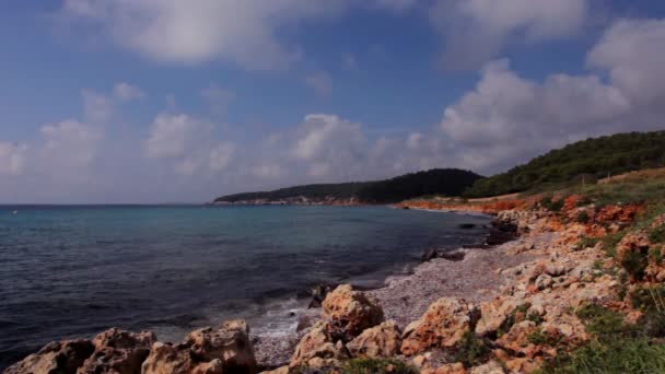 Güzel sahil şeridi ve kristal mavi deniz, menorca — Stok video