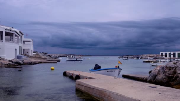 Barcos y yates en el hermoso mar de cristal azul — Vídeos de Stock