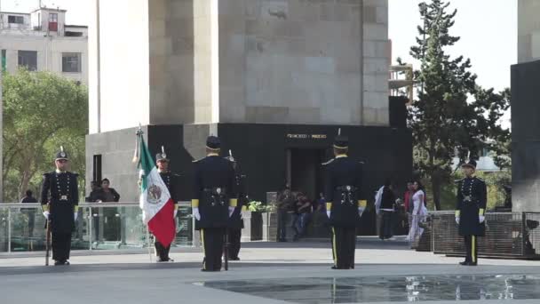 Зміна гвардії, з мексиканських солдат на площі революції — стокове відео