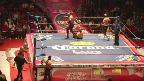 Ringside al famoso lucha libre wrestling messicano all'arena messicano — Video Stock