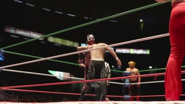 Ringside al famoso lucha libre wrestling messicano all'arena messicano — Video Stock