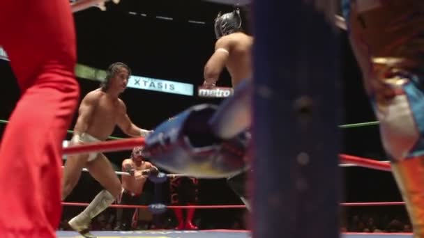 Ringside al famoso lucha libre wrestling messicano all'arena messicano — Video Stock