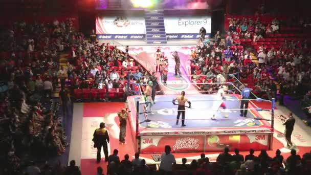 Ringside al famoso lucha libre wrestling messicano all'arena messicano — Video Stock