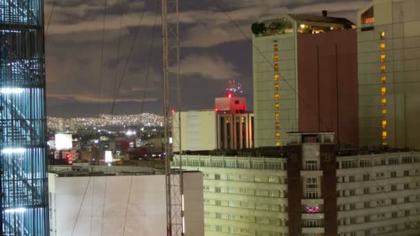 Панорамний часовий проміжок мексиканського міського горизонту вночі — стокове відео