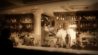 Klasik bir kokteyl bar seyir içinde erkek ve dişi bir kokteyl garson