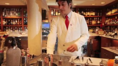 Klasik bir kokteyl bar seyir içinde erkek bir kokteyl garson