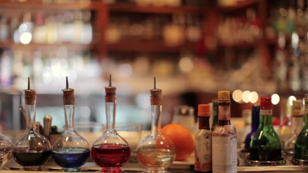 Un serveur de cocktails féminin dans un bar à cocktails classique — Video