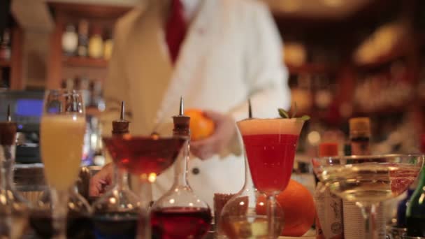 Un cameriere di cocktail maschile in un cocktail bar dall'aspetto classico — Video Stock