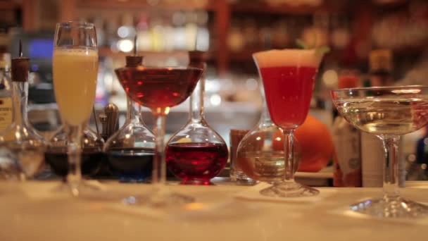 Un cameriere di cocktail maschile in un cocktail bar dall'aspetto classico — Video Stock