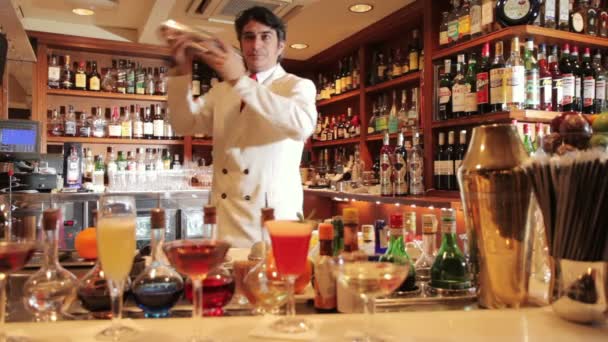 Αρσενικό κοκτέιλ σερβιτόρος σε ένα κλασικό ψάχνει κοκτέιλ μπαρ — Αρχείο Βίντεο