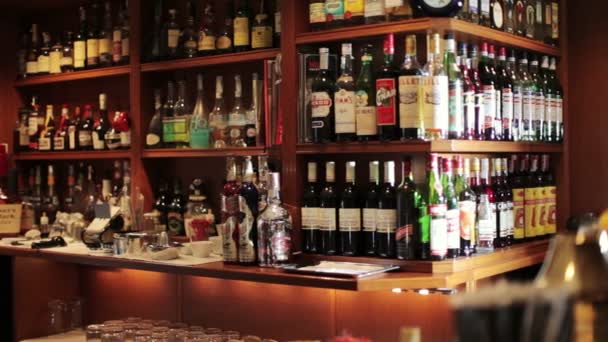 Una padella in un cocktail bar dall'aspetto classico a Barcellona — Video Stock