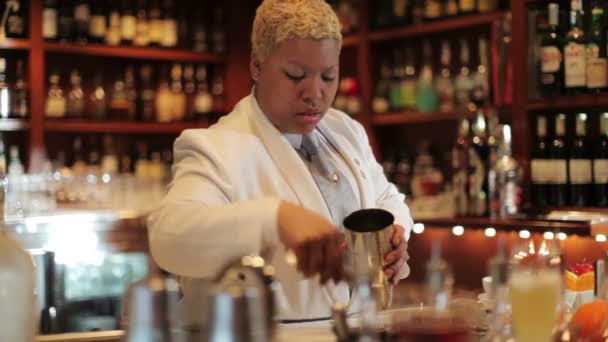 Una camarera de cócteles femenina en un bar de cócteles de aspecto clásico — Vídeo de stock