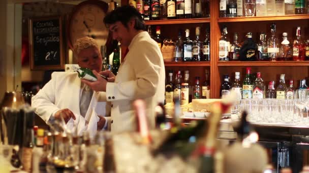 Un cameriere femminile e maschile in un cocktail bar dall'aspetto classico — Video Stock