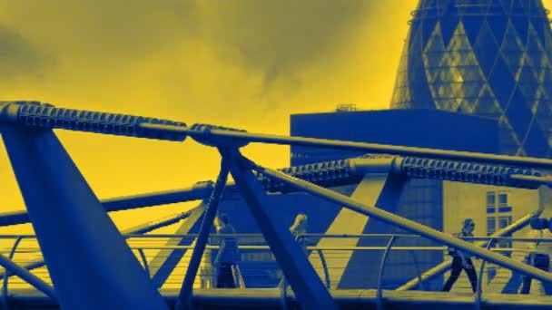 伦敦天际线和穿越千年桥 — 图库视频影像