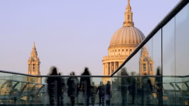 View of st paul's cathedral, from millennium bridge, london — Stock Video