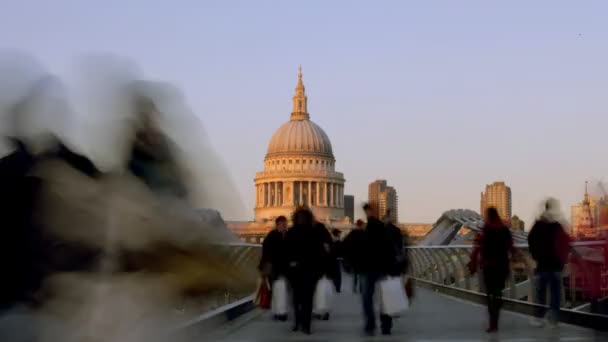 Näkymä St Paulin katedraaliin, Millennium Bridgeltä, Lontoosta — kuvapankkivideo