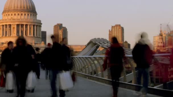 Pohled na katedrálu svatého Pavla, z Millenium bridge, Londýn — Stock video