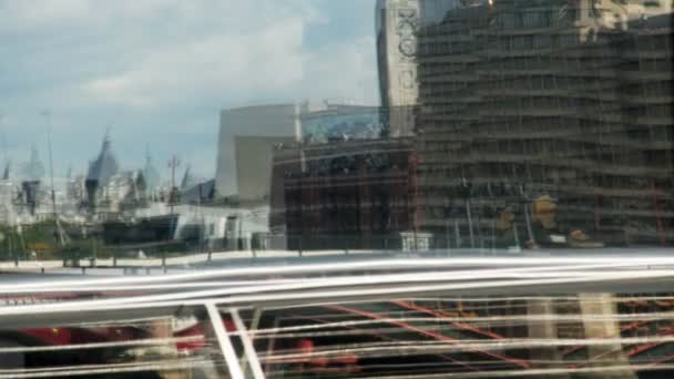 Skyline de Londres y cruzar el puente del milenio — Vídeos de Stock