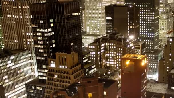 Wolkenkrabbers en torens in manhattan skyline bekijken nacht — Stockvideo