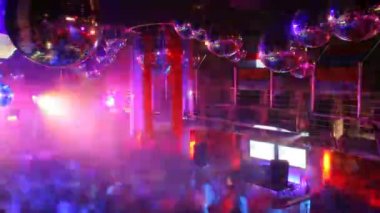 dans pisti doldurmayı ve Londra gece kulübünde dans kalabalık