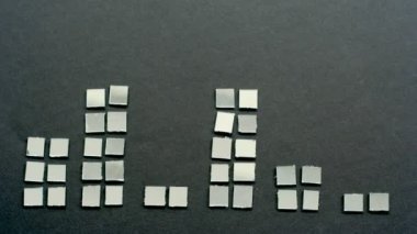 Hifi grafik eşitleyici gibi küçük aynalı kare kiremitler