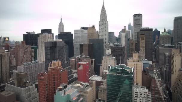 Vista do horizonte de Manhattan a partir de um ponto de vista elevado — Vídeo de Stock